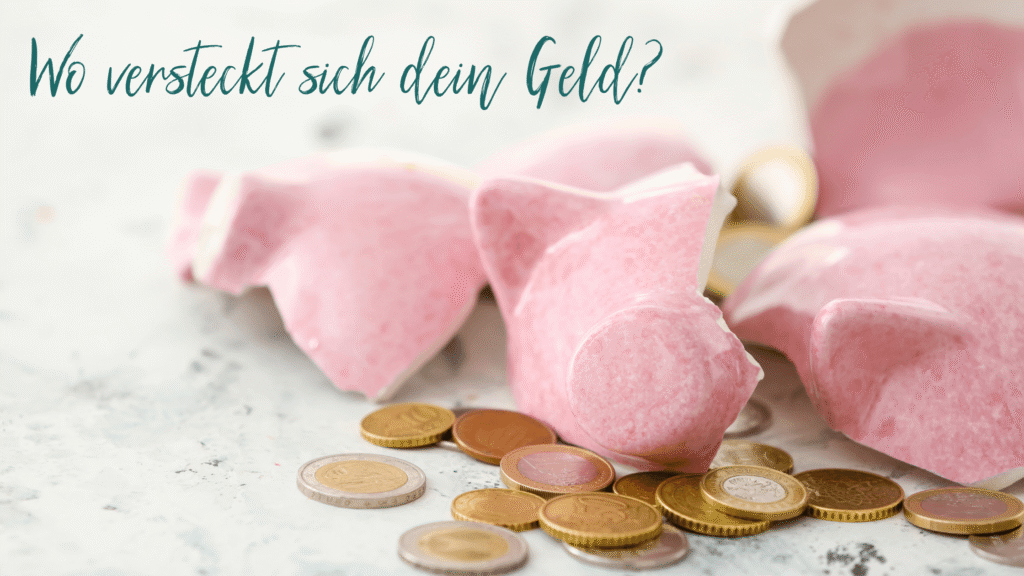 Ein Sparschwein wird geschlachtet, darüber steht der Text 'Wo versteckt sich dein Geld?'. Symbolbild für den Business-Reset und die Gewinn-Optimierung in einem Kosmetikstudio.