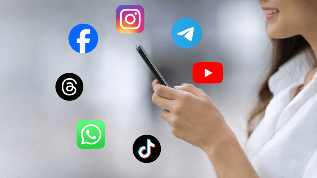 Kosmetikerin, die am Handy auf Instagram postet